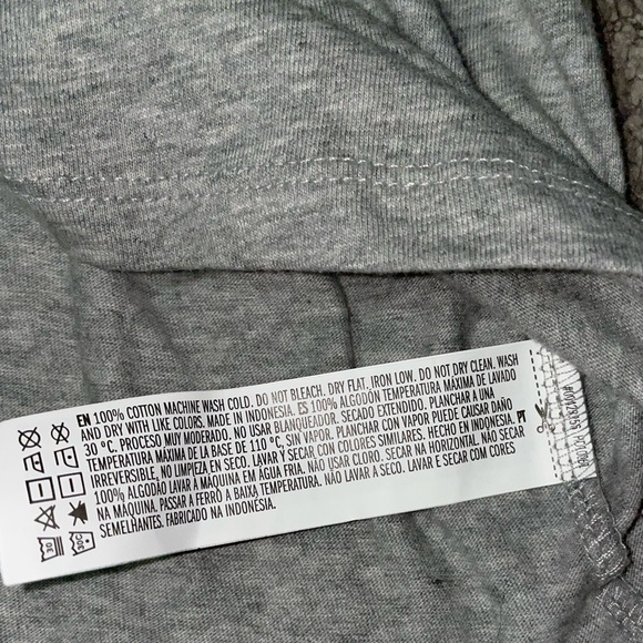 NWOT Gray FOREVER 21 Cropped V-Neck - Picture 3 of 4